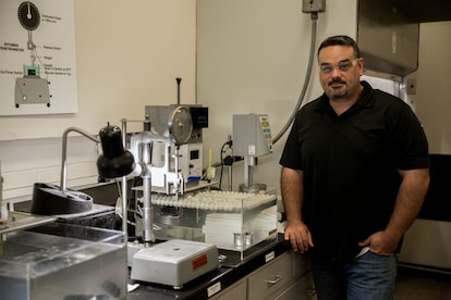 Kirk Goodrum in the Siplast RISE Lab.