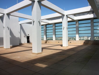 A new building rooftop that utilizes Siplast Parapro flashing to achieve lasting waterproofing continuity across the entire building enclosure.
